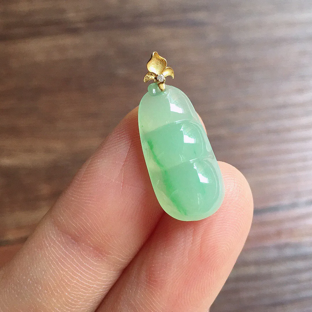 冰果绿福豆吊坠，18k金扣头，冰润细腻，色甜，种水足，001 尺寸23*9.2*5.3