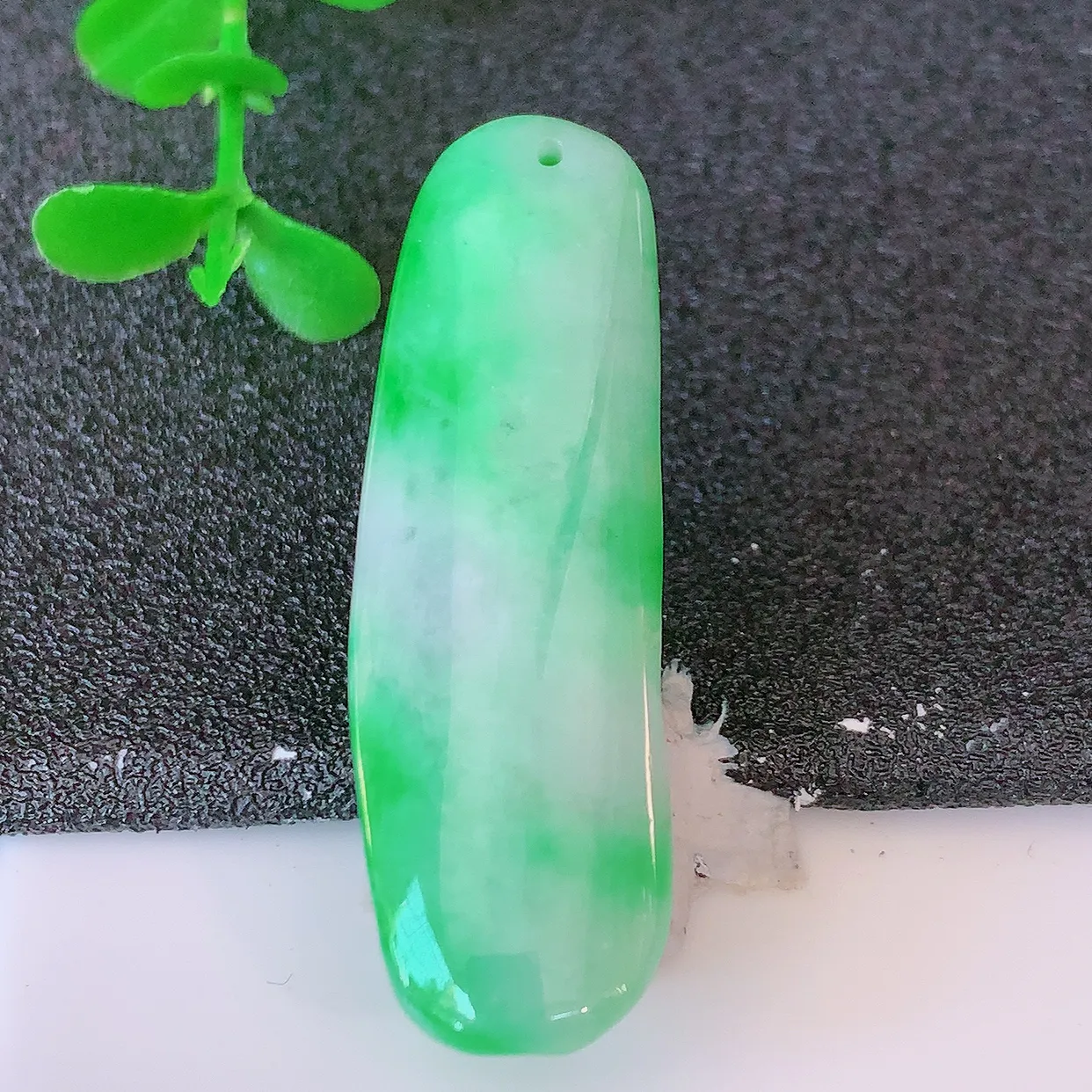 自然光实拍，冰润飘阳绿翡翠梅花吊坠，种老水足，雕工精湛 ，寓意美好，佩戴时尚出众！#57.25