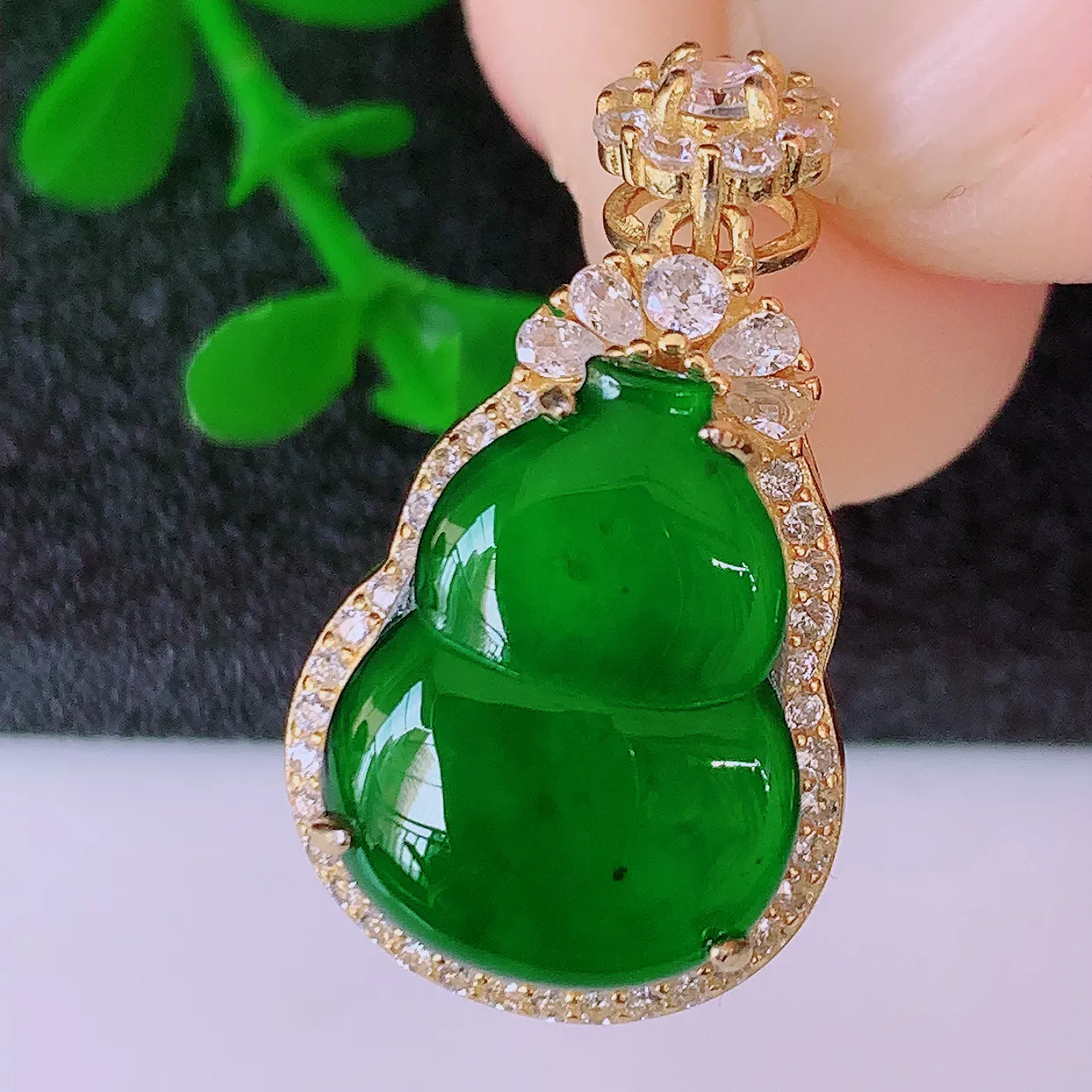 冰透满绿翡翠925银镶嵌葫芦吊坠，自然光实拍，翠色灵动，颜色漂亮，种老水足，品相佳，佩戴佳品！#97.27整体26.5*15*9.6裸石16.5*12