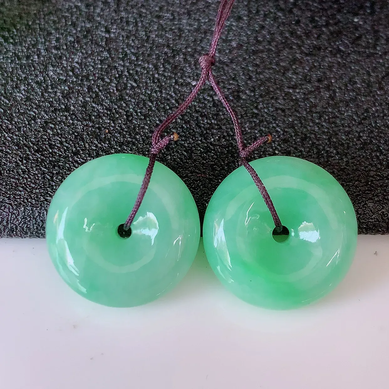 自然光实拍，满绿翡翠一对平安扣耳坠，翠色灵动，玉质细腻，颜色漂亮，品相佳，佩戴佳品！配图银线 #49.27尺寸15.5*5.8