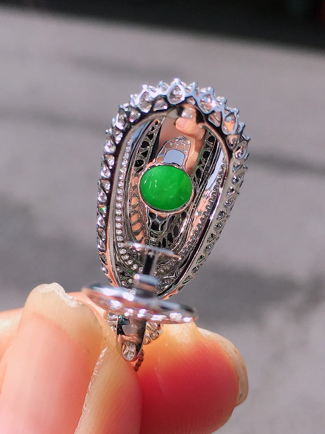 阳绿福豆吊坠，色泽均匀艳丽，玉质细腻，荧光感超
强，饱满圆润，尽显优雅气质，18k
金豪华镶嵌