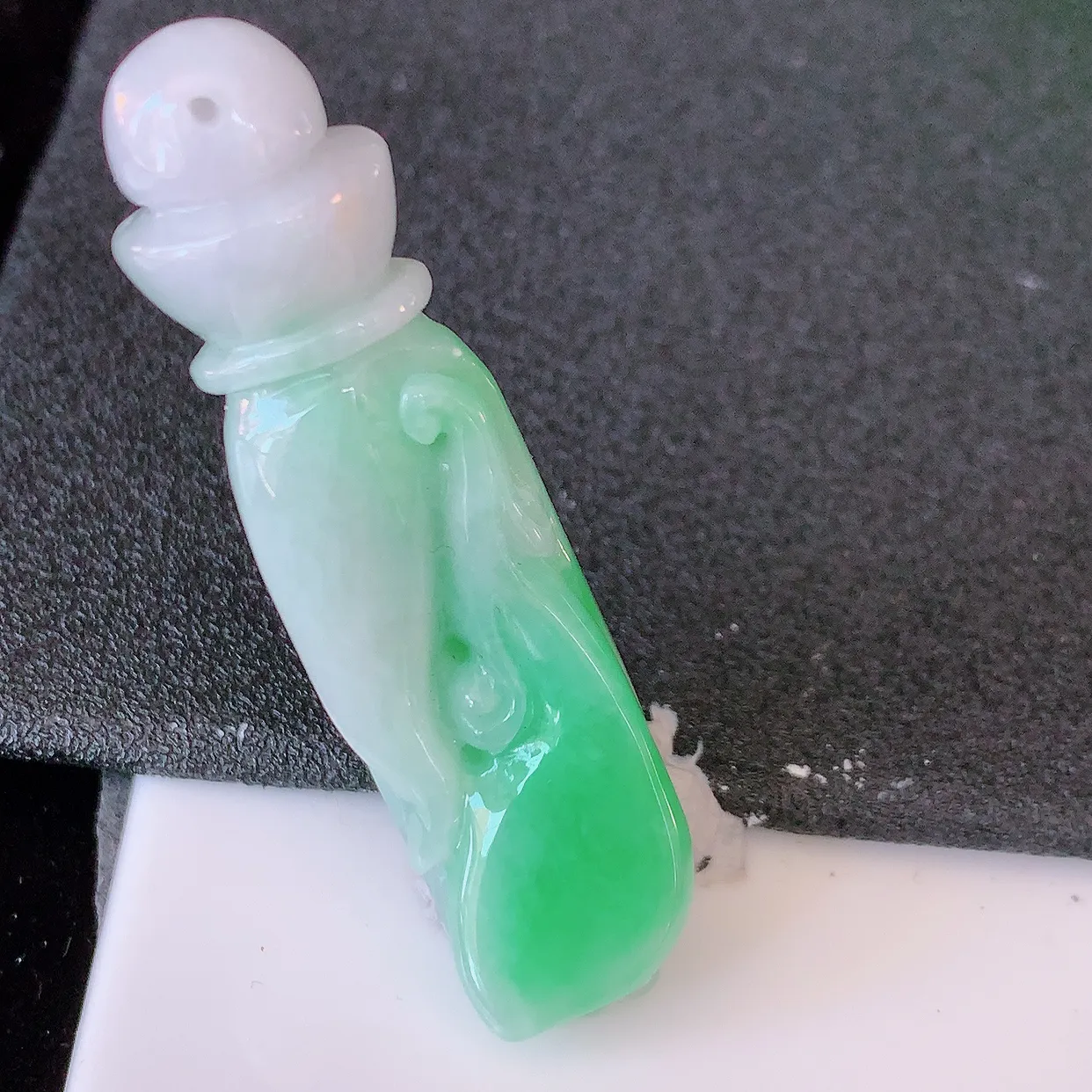 自然光实拍，冰润飘绿翡翠掌上明珠吊坠，种老水足，雕工精湛 ，寓意美好，佩戴时尚出众！#46.25