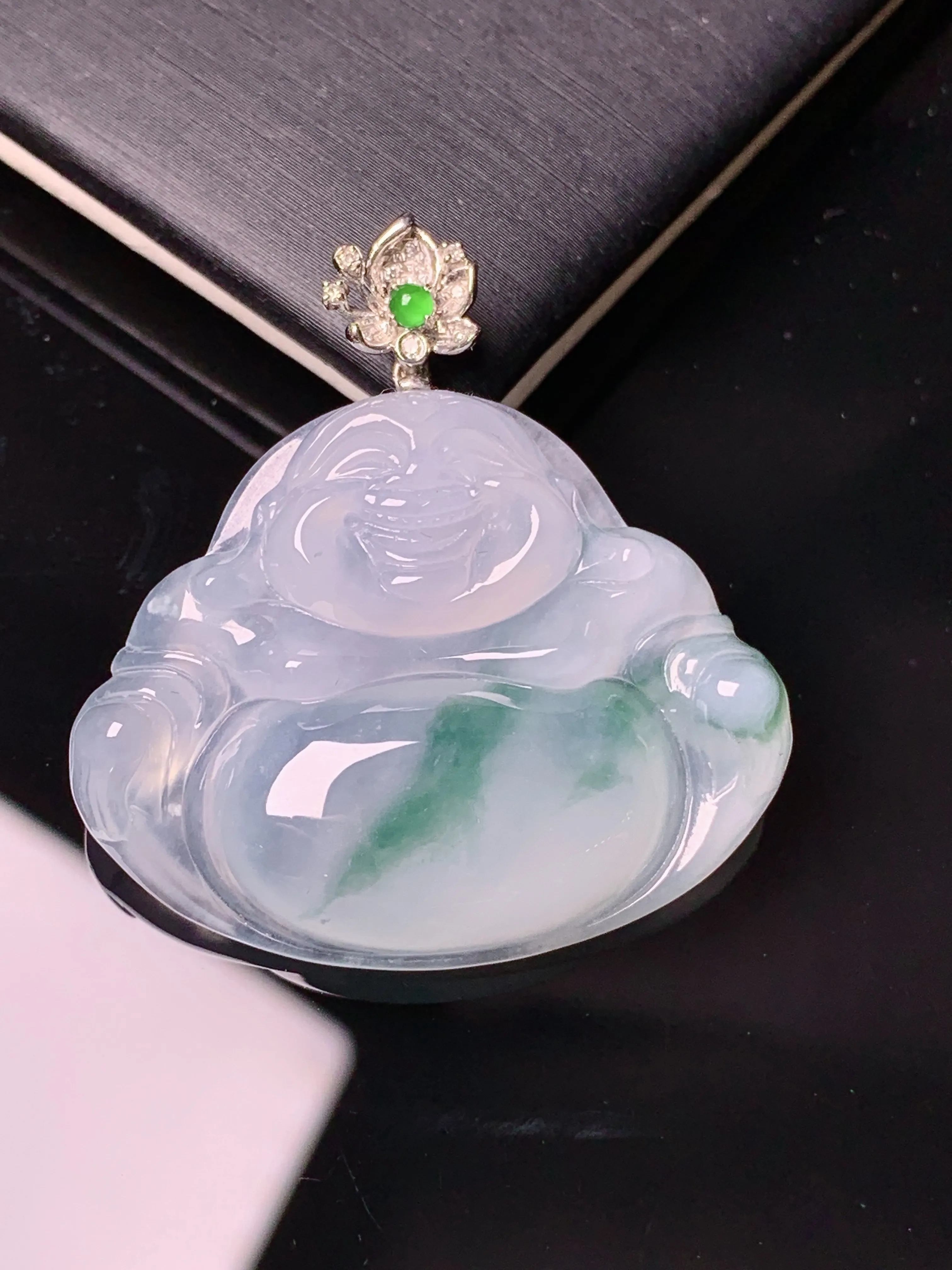 18k金钻镶嵌飘绿佛公吊坠 玉质细腻 色泽艳丽清新 整体尺寸35.2*33.2*6.2
