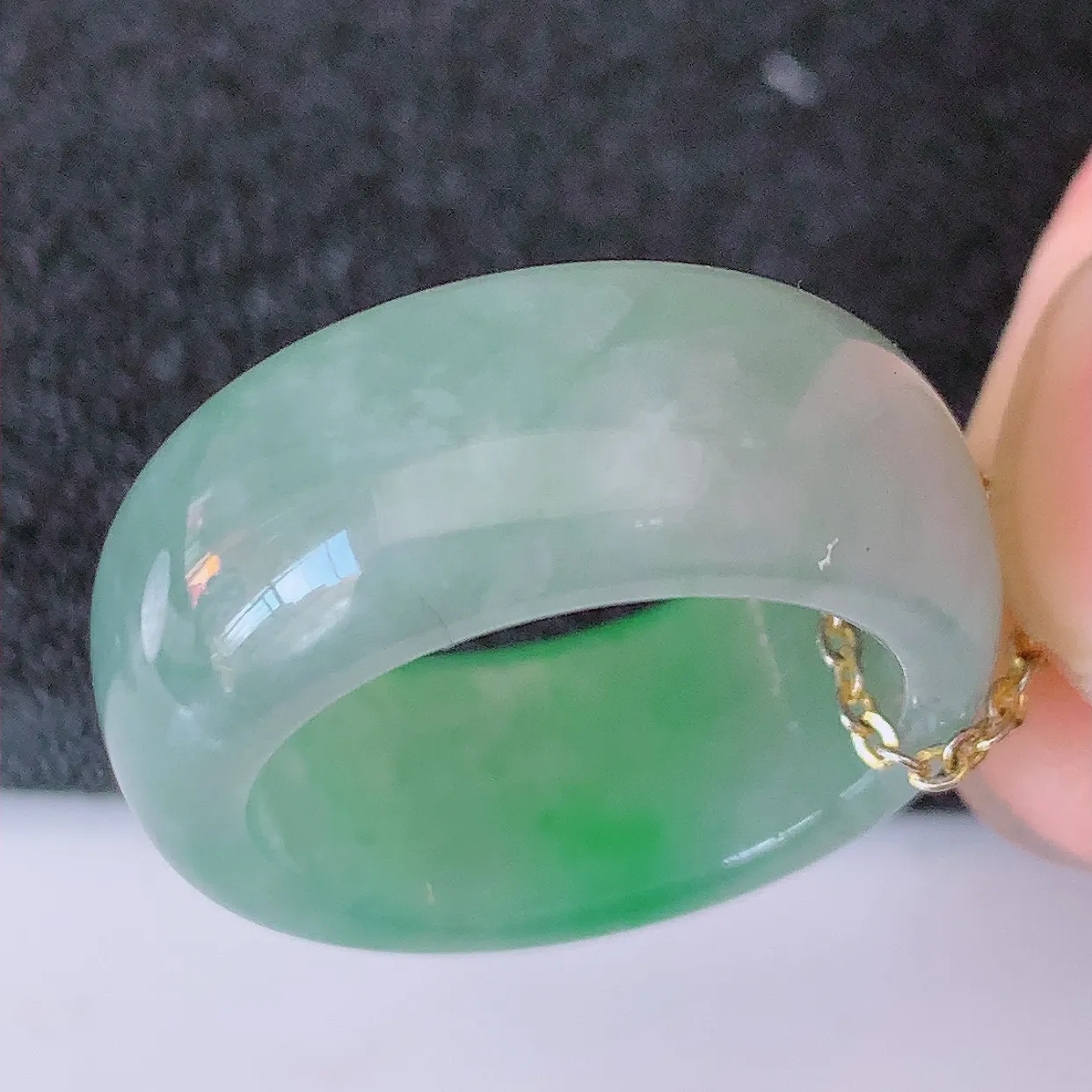 自然光实拍，17.2mm内径冰飘绿翡翠指环，玉戒指，玉质莹润，好精美好冰润的指环，15圈口，上手纤巧！#87.27尺寸17.2*9*3.6