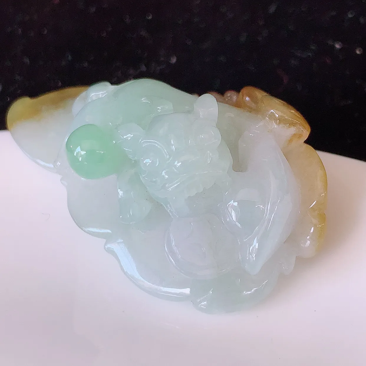 自然光实拍，冰润黄加绿翡翠招财貔貅吊坠，民间有“一摸貔貅运程旺盛，再摸貔貅财运滚滚，三摸貔貅平步青云