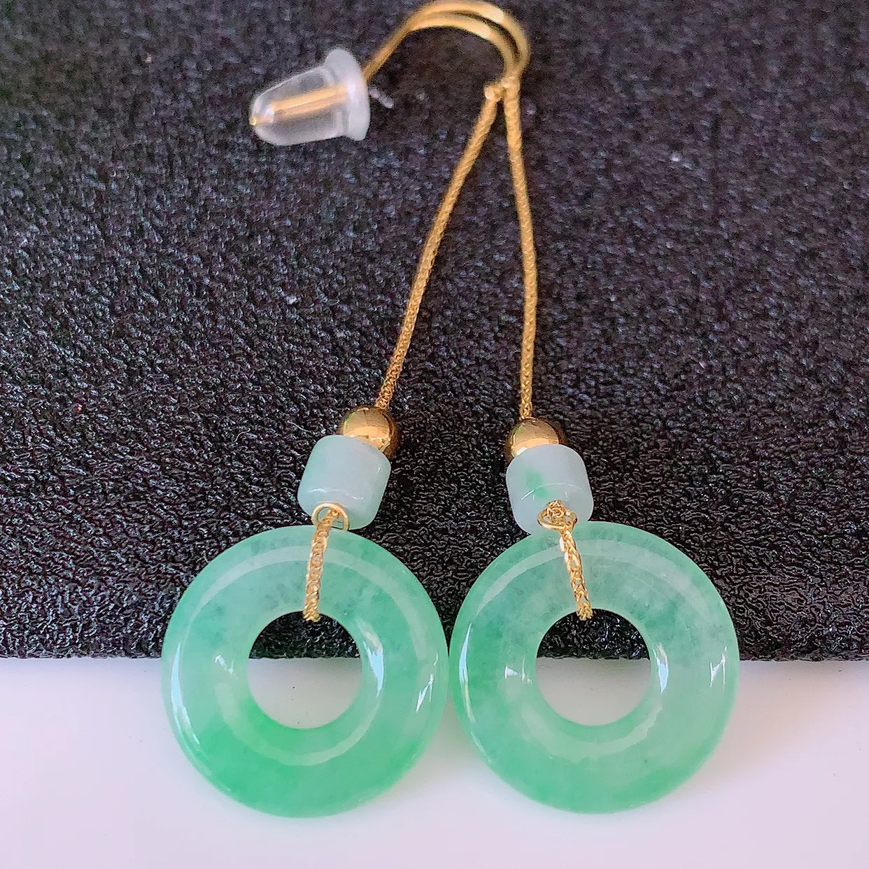 18k金镶嵌冰种飘绿翡翠平安扣耳坠，沁人心脾，耳坠佩戴效果大气出众，尽显气质。种水好，胶感足，颜相当