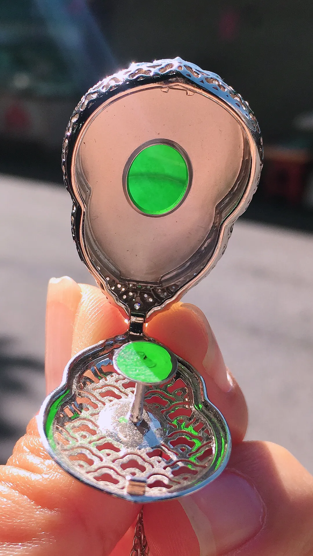 阳绿葫芦吊坠，色泽均匀艳丽，玉质细腻，荧光感超
强，饱满圆润，尽显优雅气质，18k
金豪华镶嵌