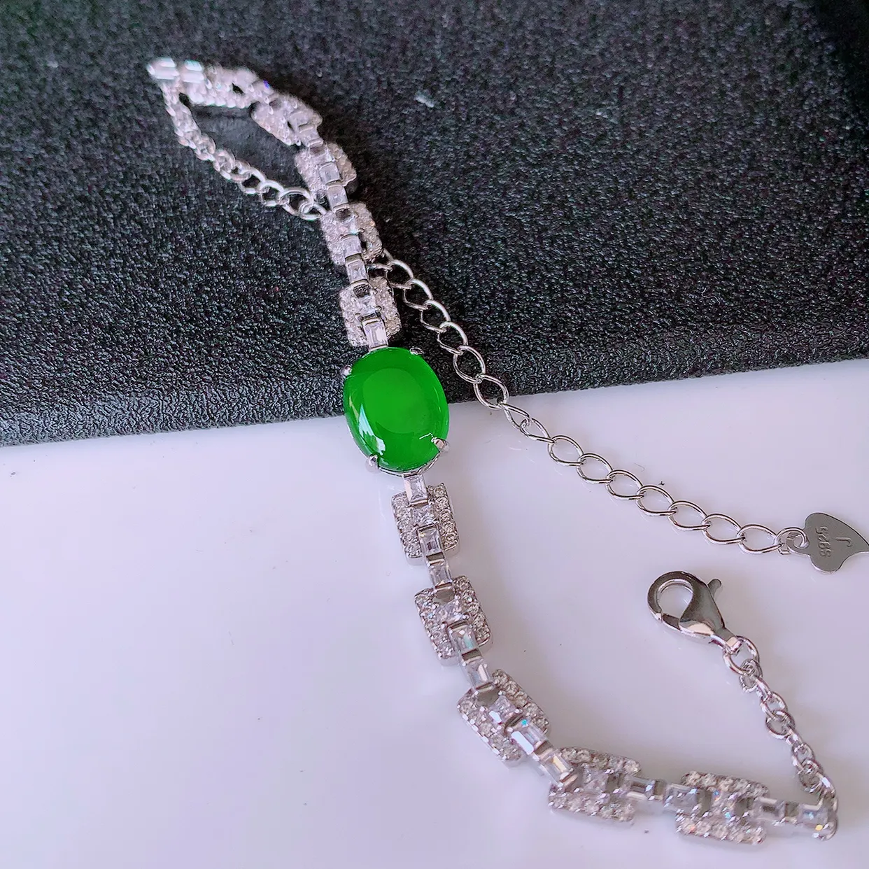冰透满绿翡翠925银镶嵌手链，自然光实拍，翠色灵动，颜色漂亮，种老水足，品相佳，佩戴佳品！#97.27整体15.5*8*5.5裸裸10*8