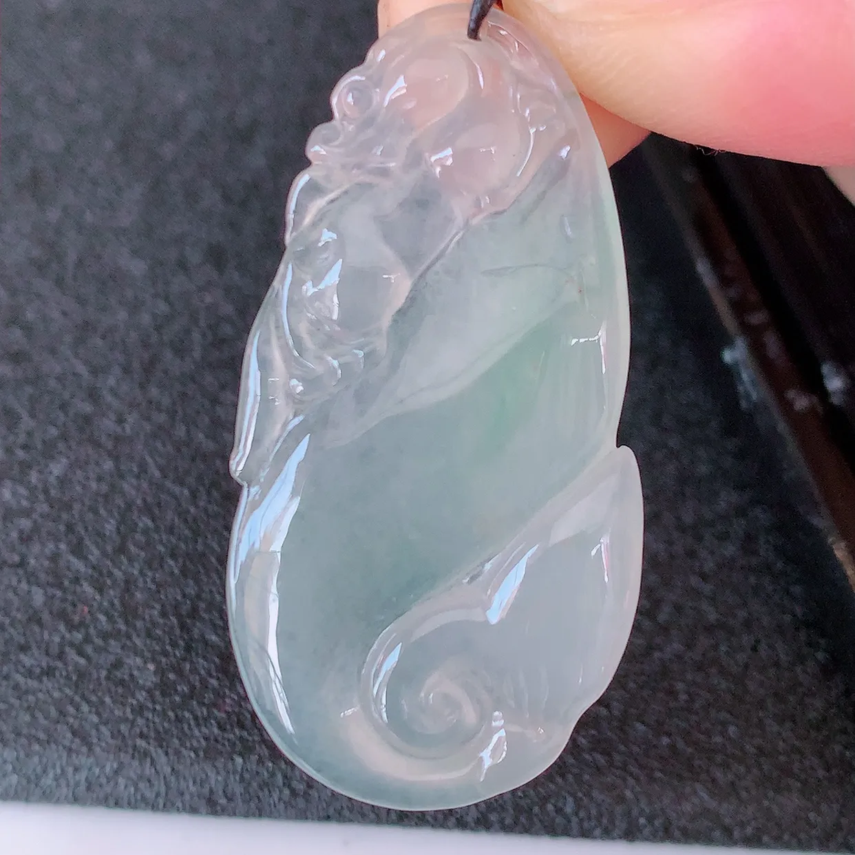 自然光实拍，冰种翡翠招财龙鱼吊坠，翠色灵动，种老水足，寓意好，品相佳，佩戴佳品！#41.27