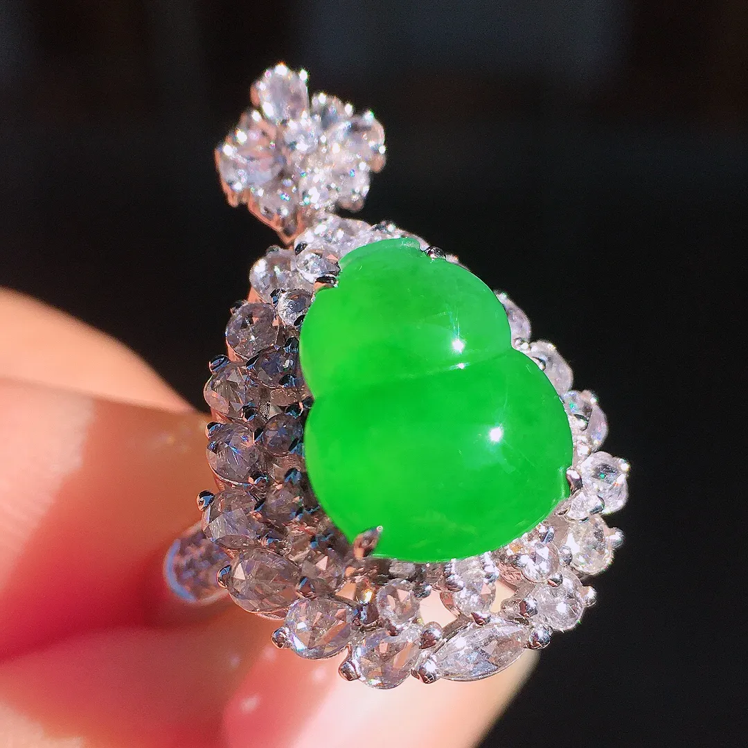 阳绿葫芦戒指/吊坠两用款，色泽均匀艳丽，玉质细腻，荧光感超
强，饱满圆润，尽显优雅气质，18k
金豪华镶嵌