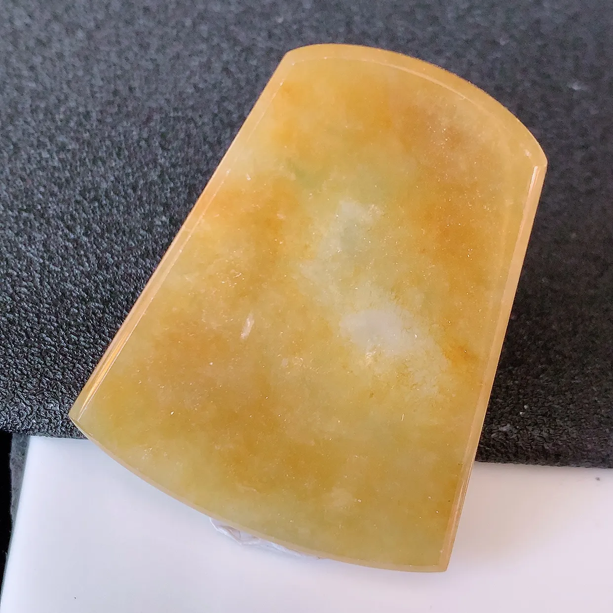 自然光实拍，水润黄翡翡翠平安无事牌吊坠，翡翠无事牌，平平安安，无事牌翠色灵动，佩戴平安时尚！#00.25