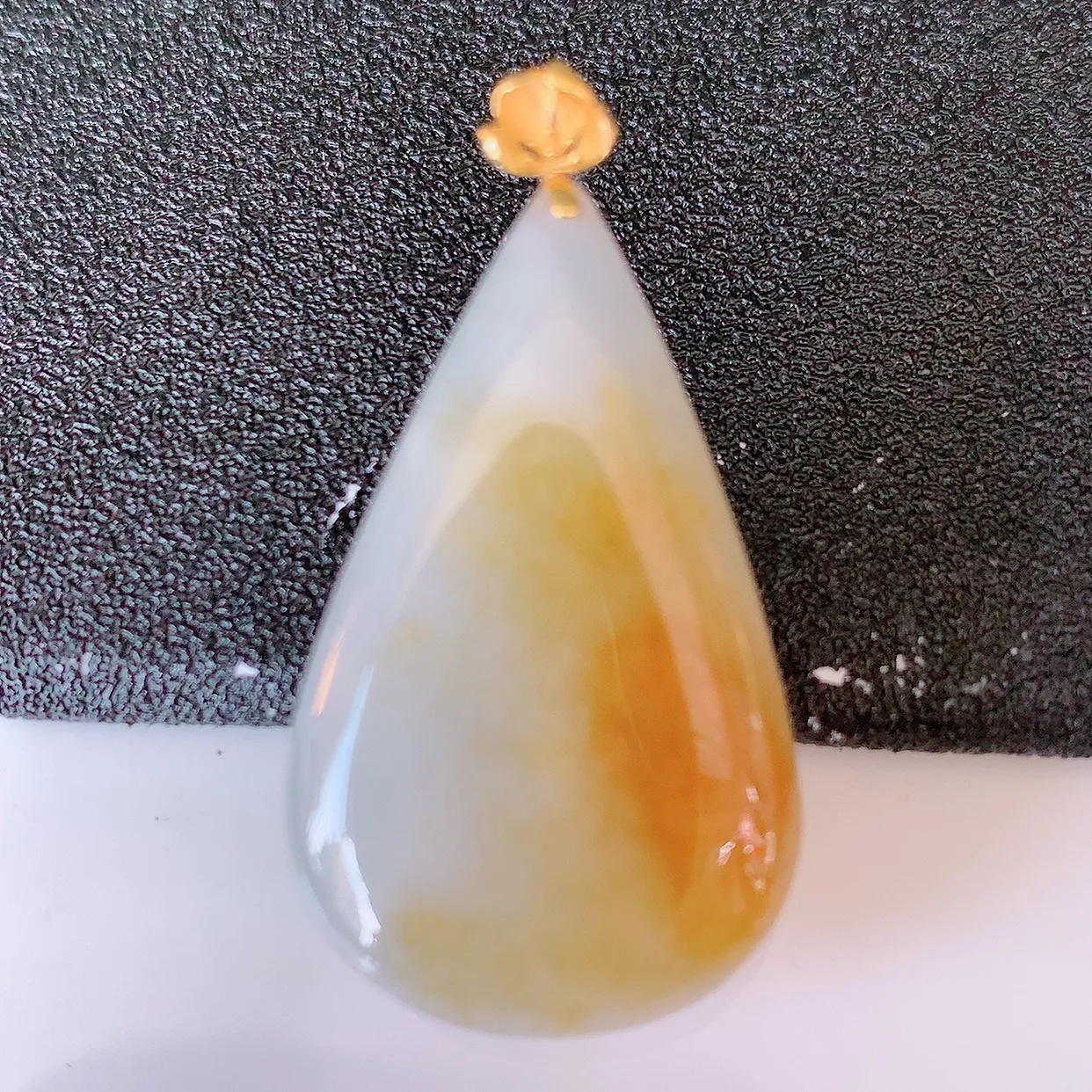 18K金镶嵌黄翡双彩翡翠水滴吊坠，品相佳，颜色漂亮，佩戴时尚优雅，尽显气质。水滴寓意“水滴聚财，坚持