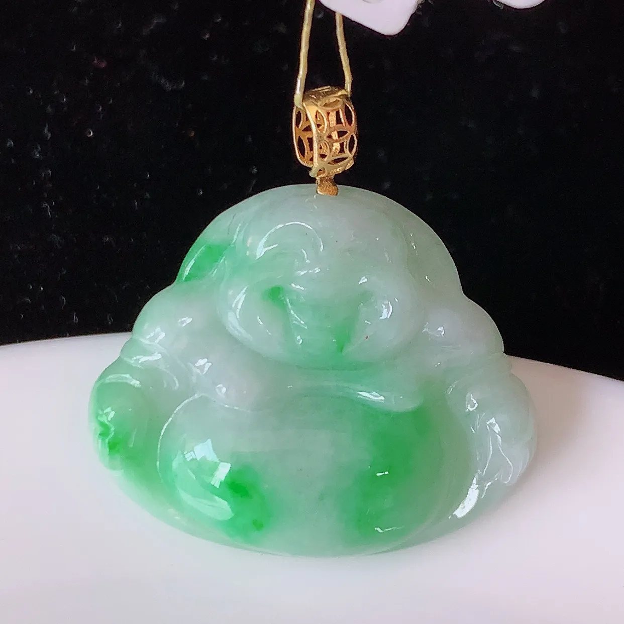 18k金镶嵌飘绿佛公翡翠吊坠，沁人心脾，精致典雅的设计，为佩戴者，增添色彩，送礼自留都是佳品选择！#