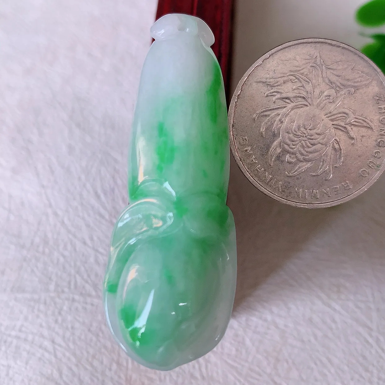 自然光实拍，冰润飘绿翡翠玉兰花吊坠，种老水足，雕工精湛 ，寓意美好，佩戴时尚出众！#57.27