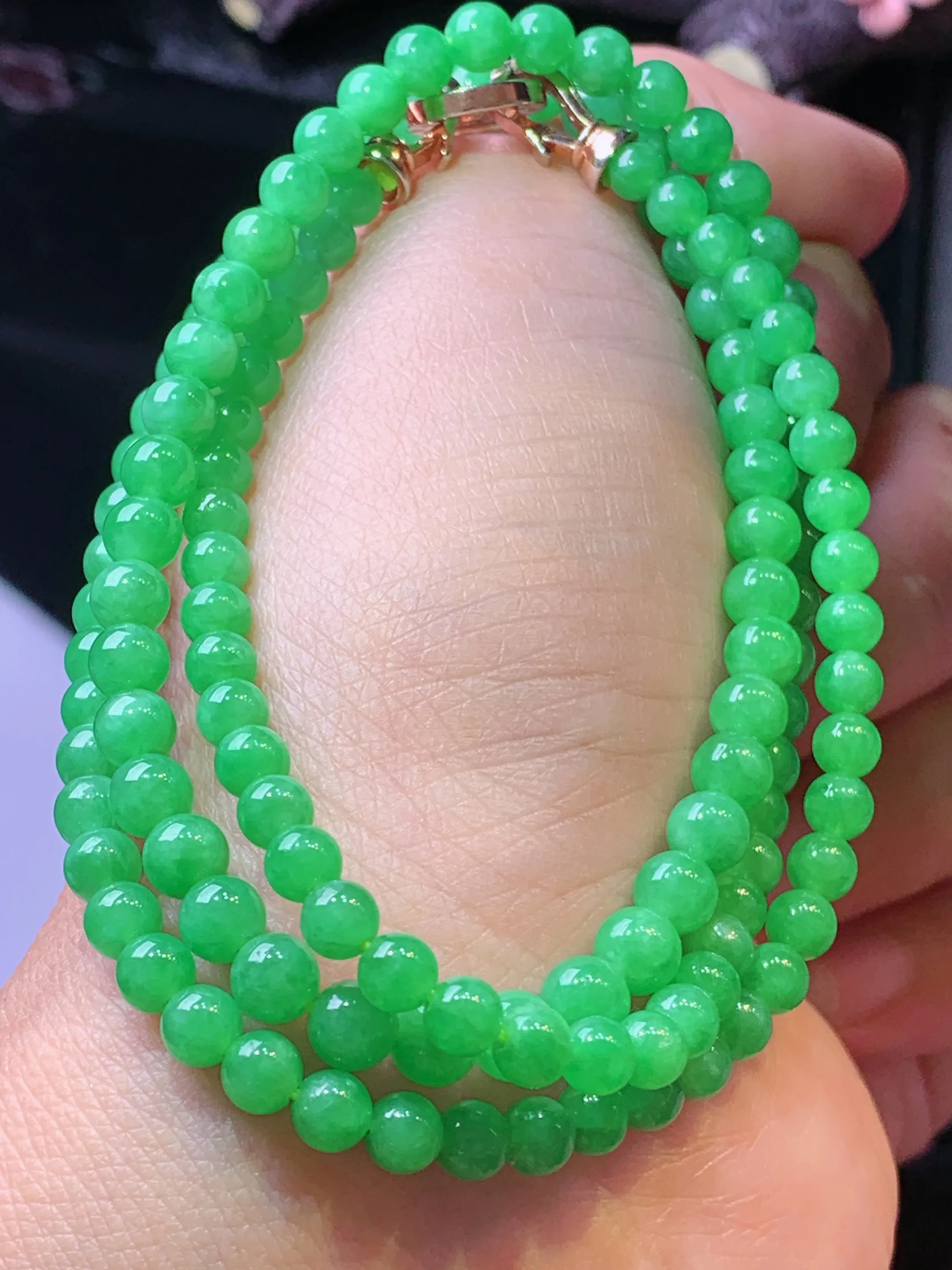 翠绿圆珠项链 玉质细腻 色泽艳丽清新 整体尺寸4.6