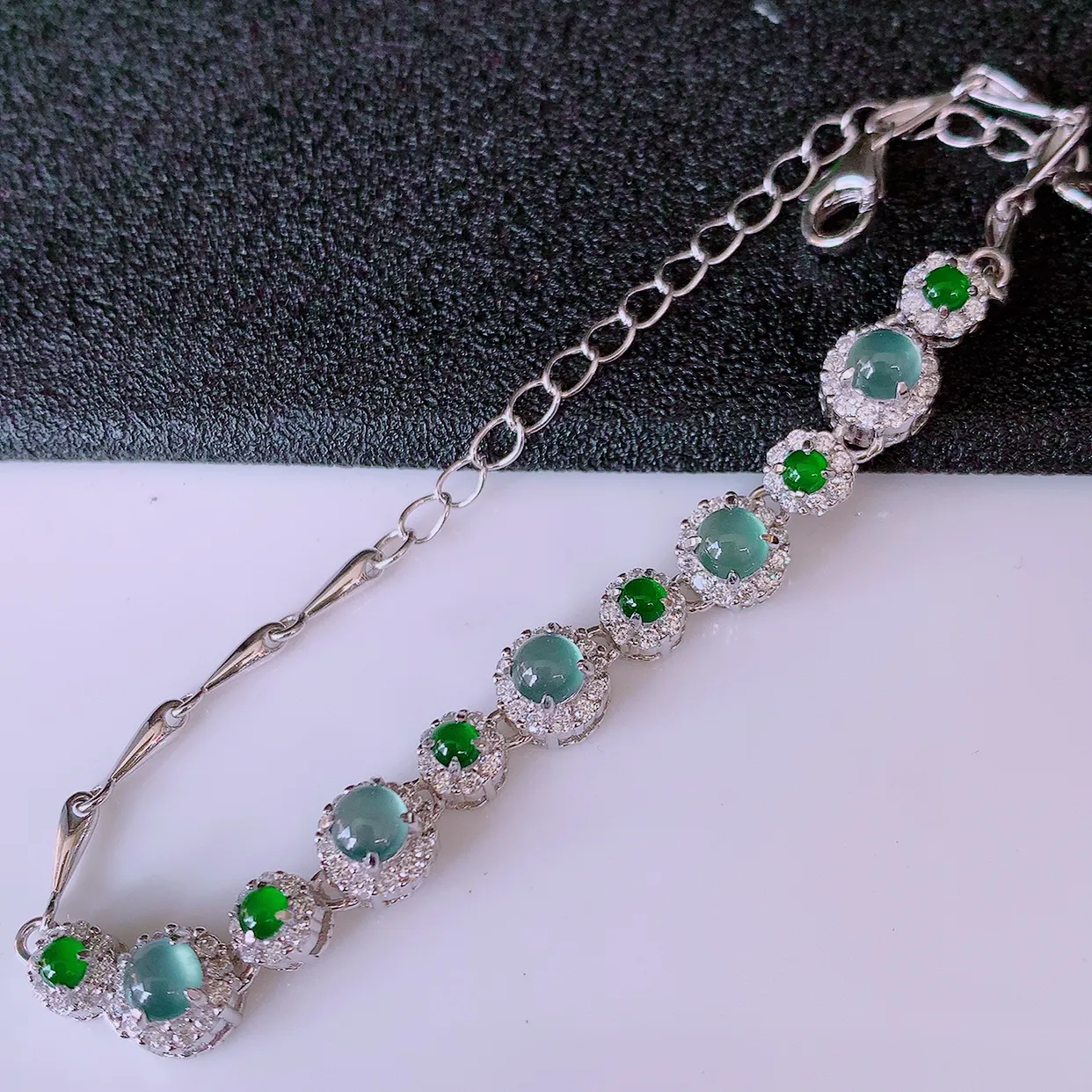 冰透满绿翡翠925银镶嵌手链，自然光实拍，翠色灵动，颜色漂亮，种老水足，品相佳，佩戴佳品！#97.2