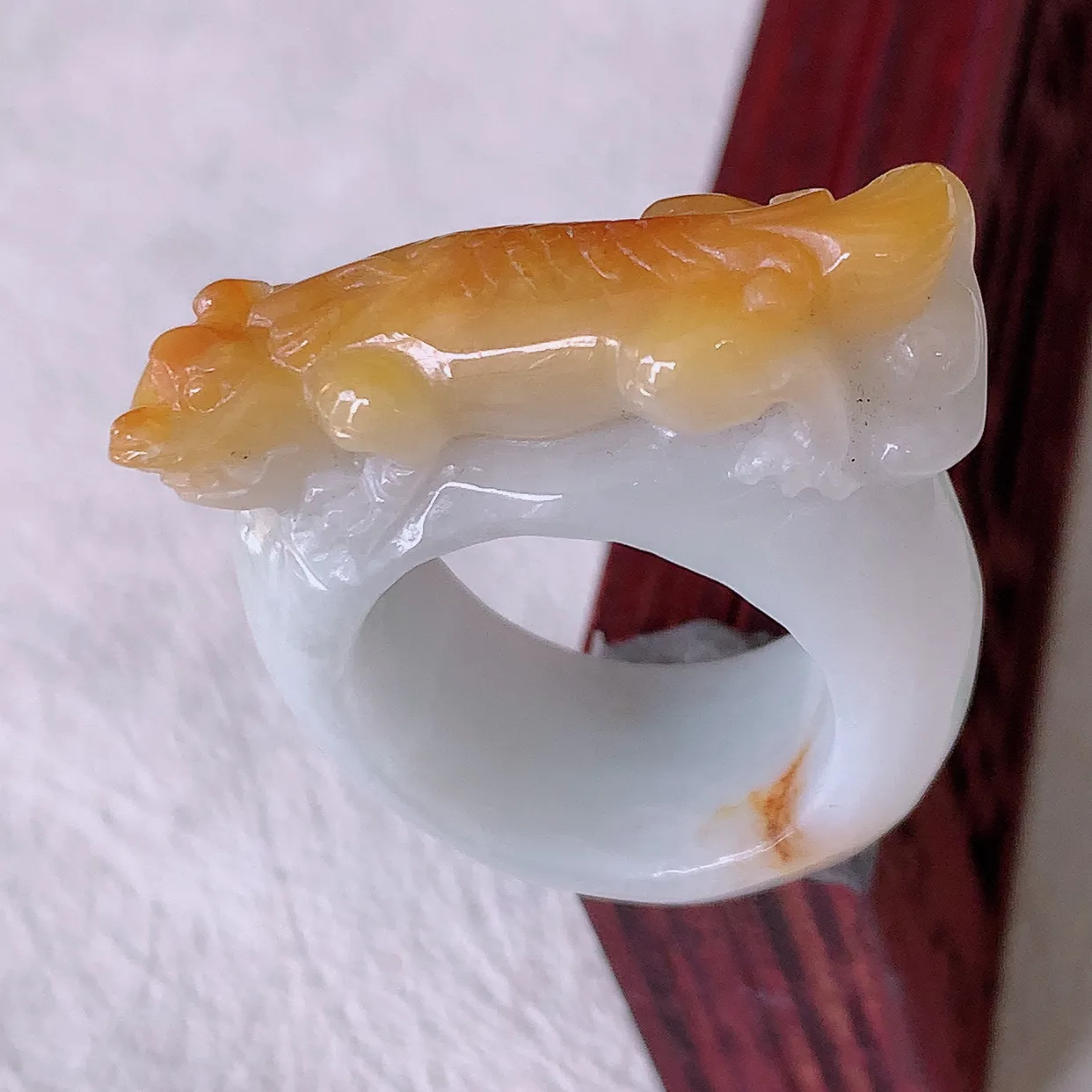 自然光实拍，黄翡貔貅扳指，18.2mm内径双彩翡翠扳指，冰润指环，玉扳指，戒指，财源滚滚，玉质细腻起胶，18圈口，种水好！#57.27尺寸32*18.2*11*8.2