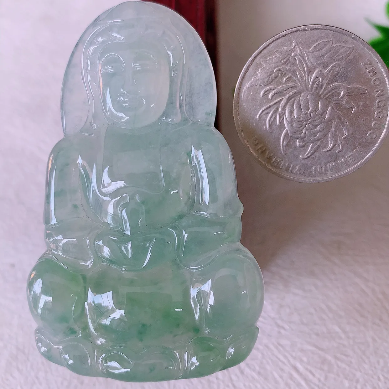 自然光实拍，大件冰种飘花翡翠观音菩萨吊坠，净瓶观音，冰透亮泽，美观亮丽，观音面相端庄#57.27