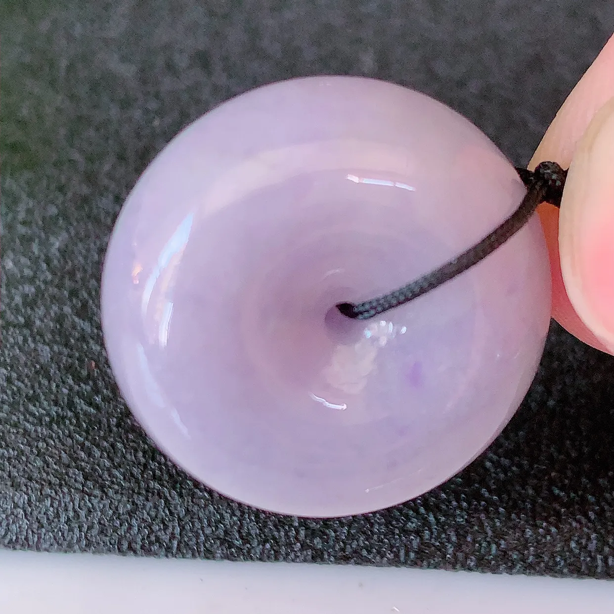 自然光实拍，冰润紫罗兰翡翠平安扣吊坠，形体饱满圆润，平安扣肥嘟嘟的，平平安安，种水很好，配戴精美！#41.25