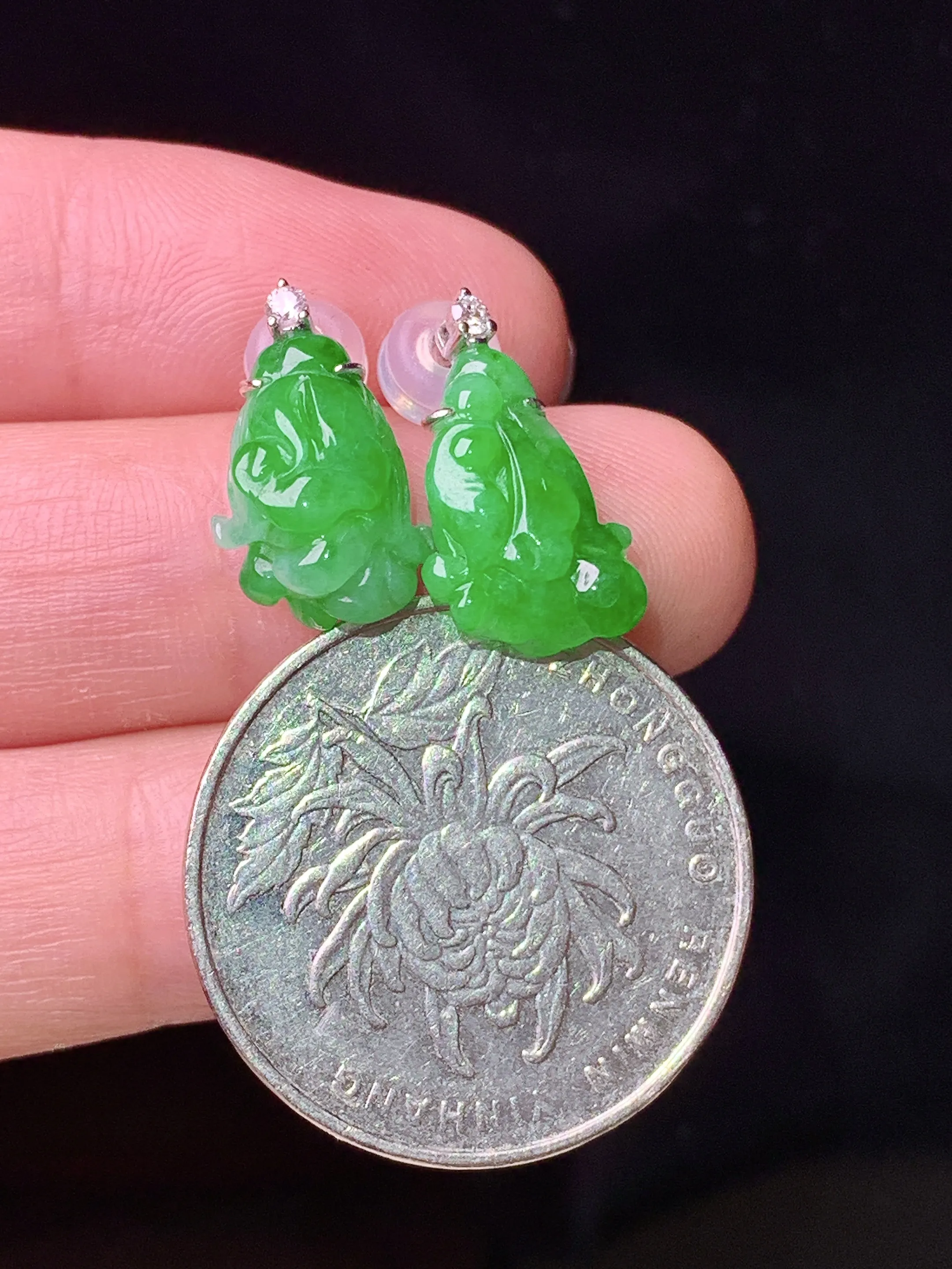 18k金钻镶嵌翠绿白菜耳钉 玉质细腻 色泽艳丽清新 整体尺寸13*9.3*4.5