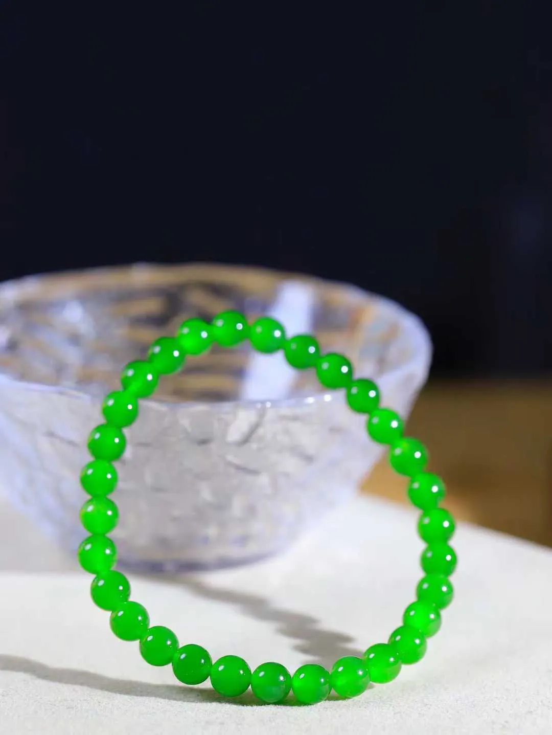 【珠圆玉润.手串】

精品和田玉碧玉微猫眼珠圆玉润手串 玉质温润细腻  整串打磨圆润，佩戴舒适。珠珠落玉盘，间关莺语花底滑，一生美好时光，无论身在何处，都有它相伴相守。事事顺遂，幸福美满，吉祥如意。重10.5克 尺寸取一6mm FDT-161102113