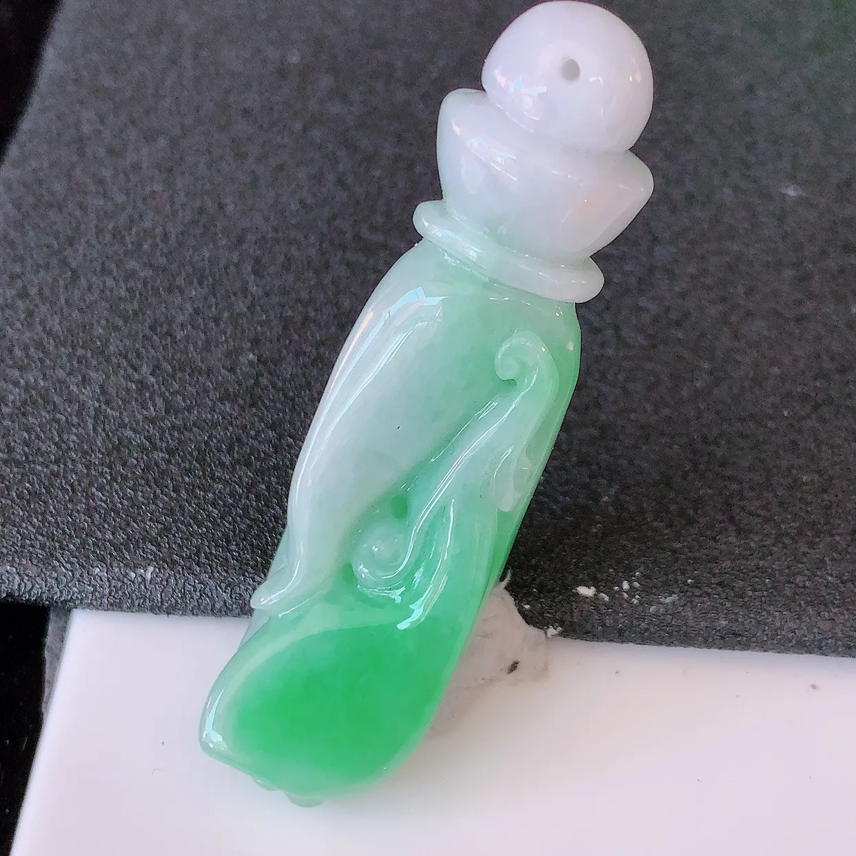 自然光实拍，冰润飘绿翡翠掌上明珠吊坠，种老水足，雕工精湛 ，寓意美好，佩戴时尚出众！#46.25