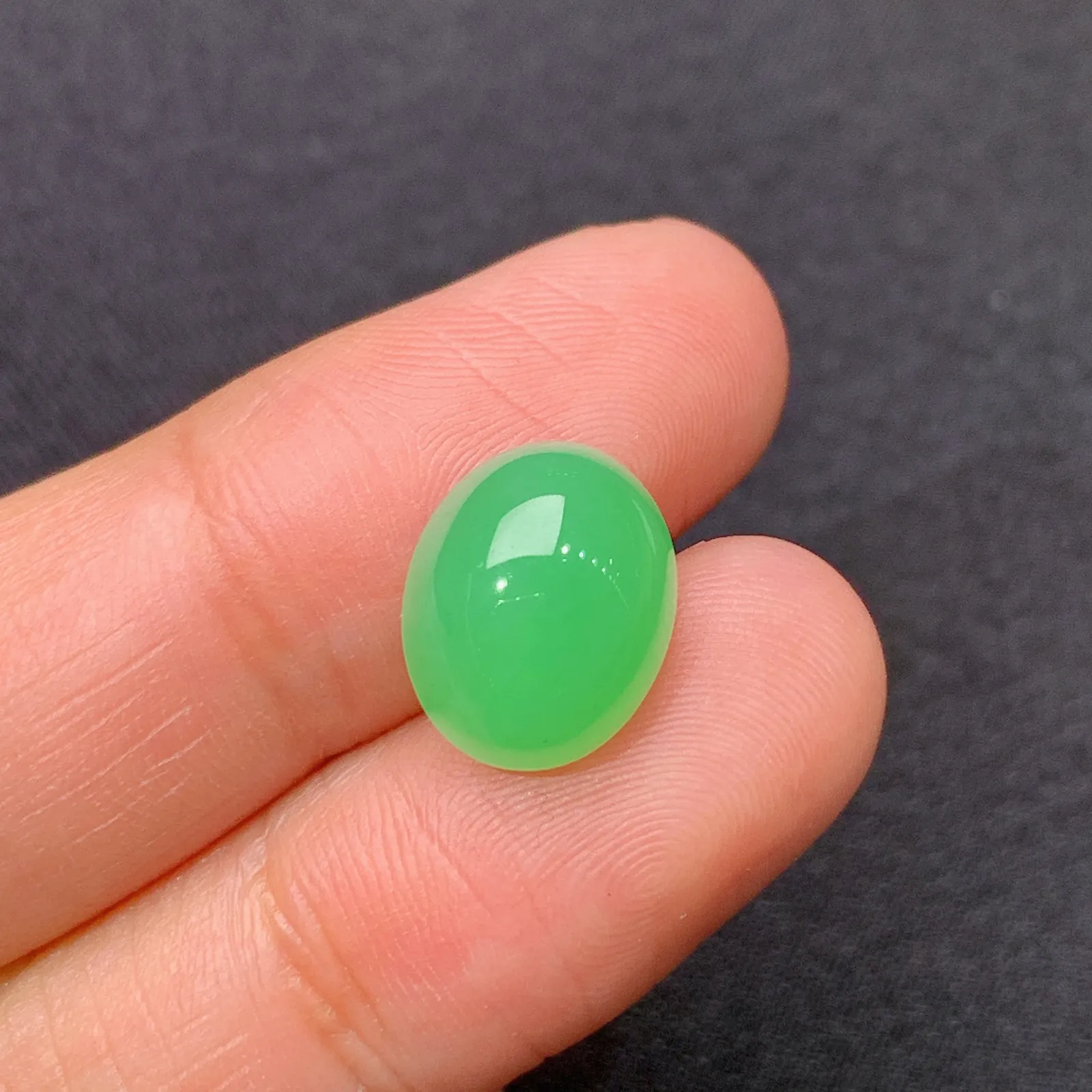 阳绿蛋面，镶嵌佳品，冰润色阳，种水足 尺寸11.6*9.3*6.2