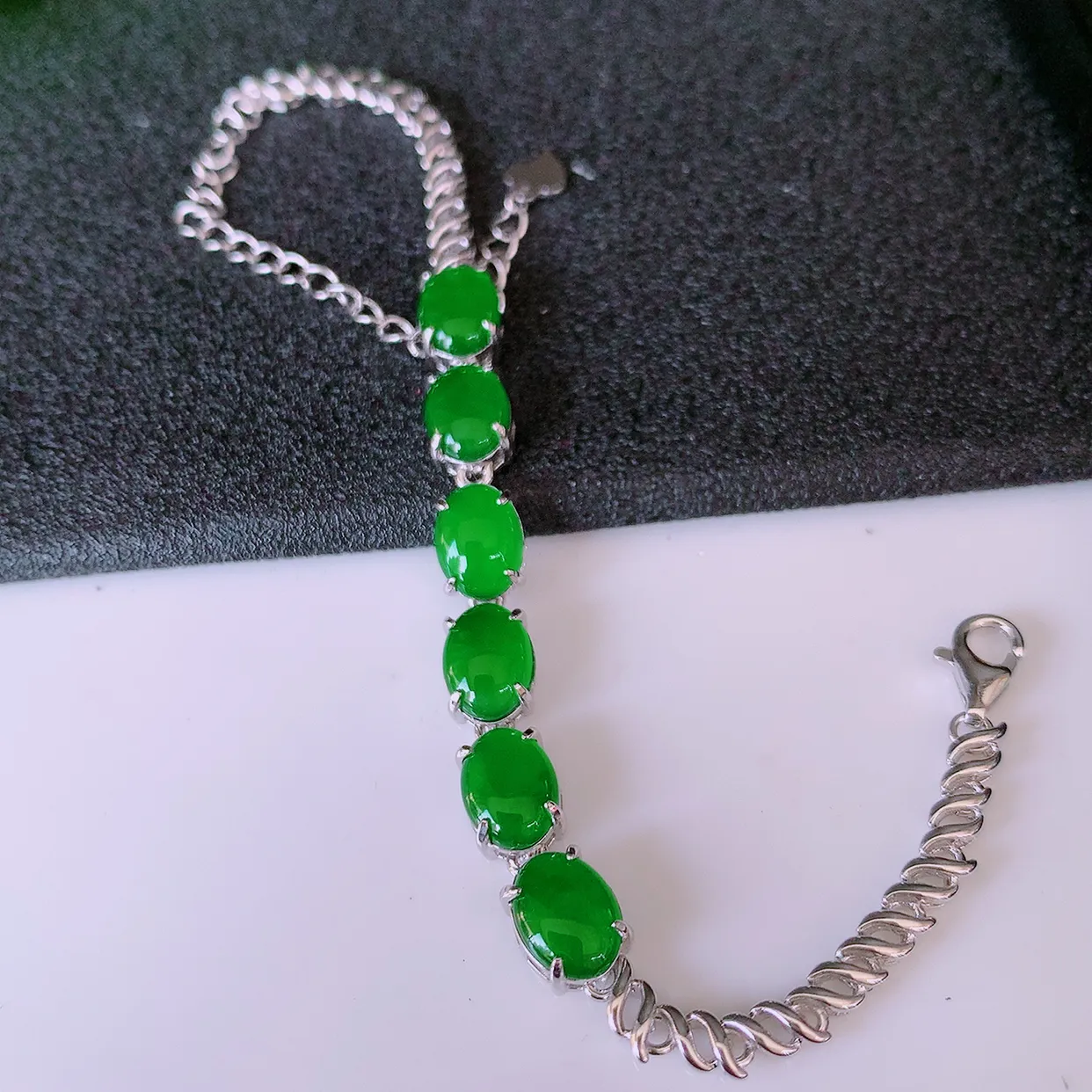 冰透满绿翡翠925银镶嵌手链，自然光实拍，翠色灵动，颜色漂亮，种老水足，品相佳，佩戴佳品！#97.27取一整体8.2*6*4.6裸裸8.2*6