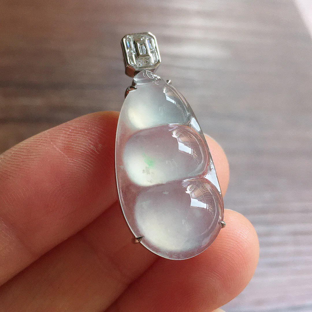 冰种福豆吊坠，18k金镶嵌，冰润饱满，玉质细腻，种水足 Cy尺寸33.6*14.5*7.5