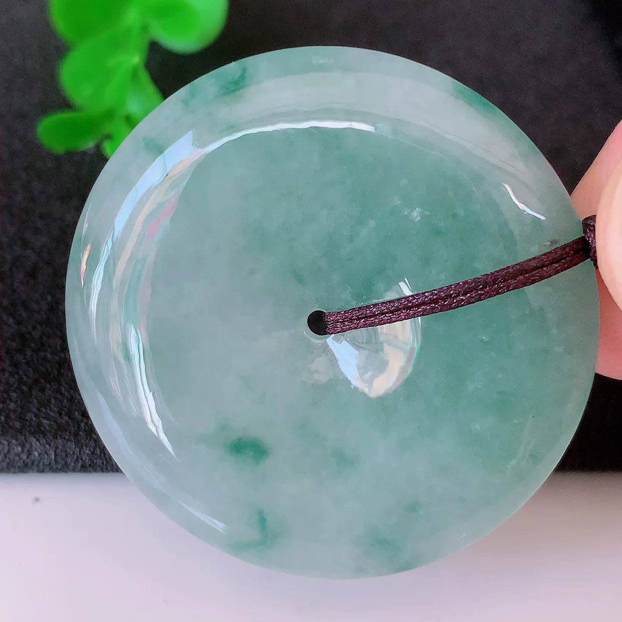 自然光实拍，大件冰飘花翡翠平安扣吊坠，玉扣，平安是福；很美的料子，平安扣佩戴优雅迷人！#05.25