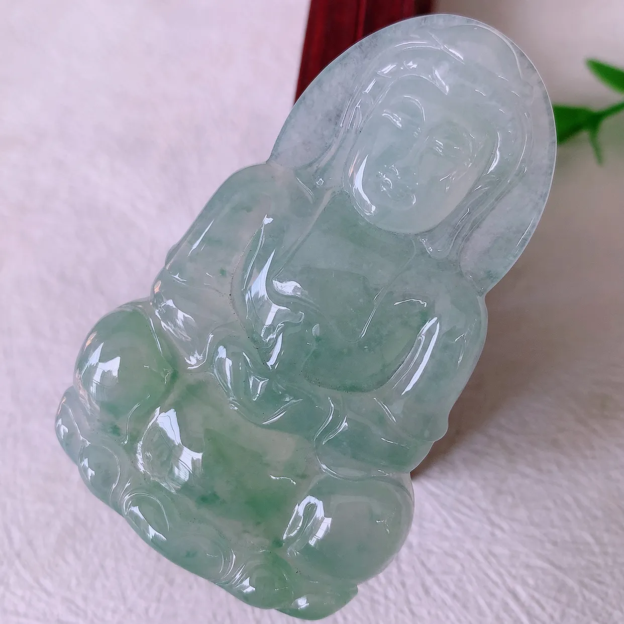 自然光实拍，大件冰种飘花翡翠观音菩萨吊坠，净瓶观音，冰透亮泽，美观亮丽，观音面相端庄#57.27