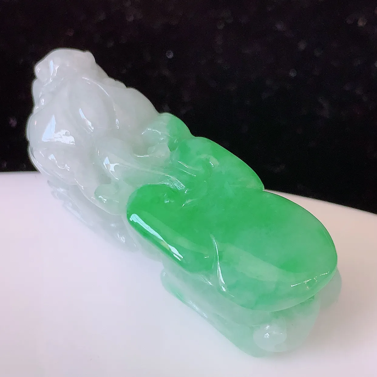 自然光实拍，水润飘绿招财貔貅吊坠，民间有“一摸貔貅运程旺盛，再摸貔貅财运滚滚，三摸貔貅平步青云 ”的