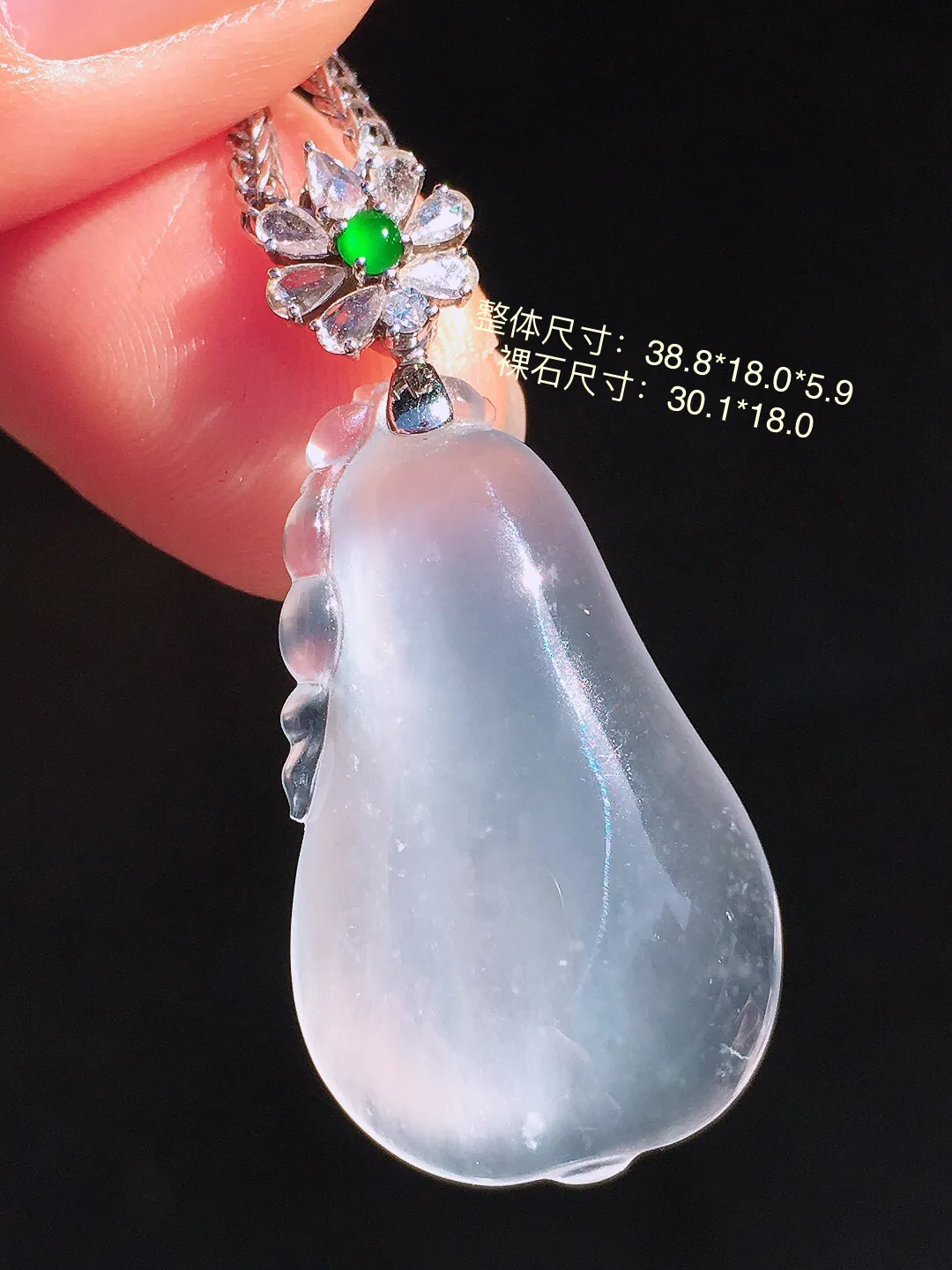 玻璃种福瓜吊坠，玉质细腻，荧光感超
强，饱满圆润，尽显优雅气质，18k
金豪华镶嵌