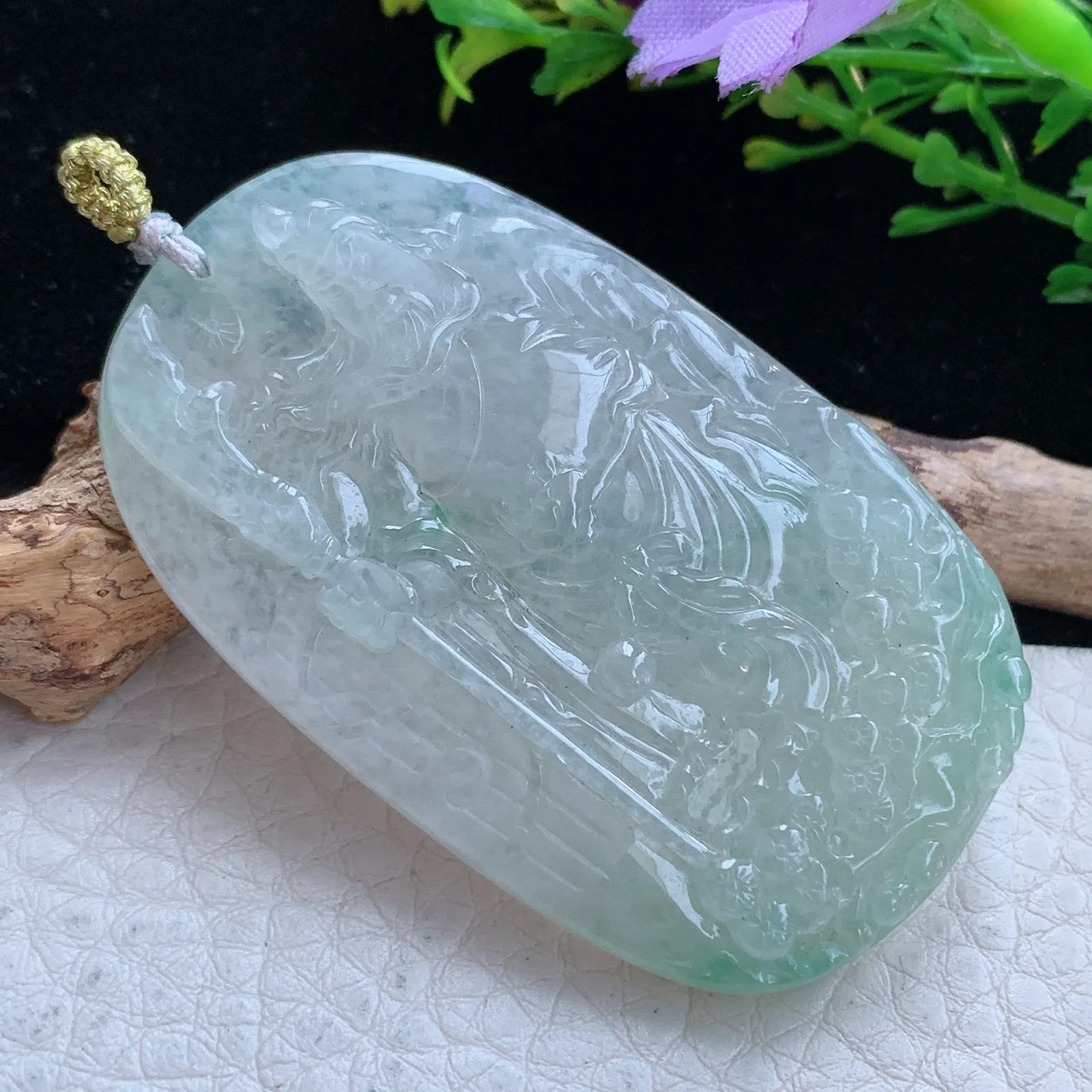 rp自然光56*33.8*6.8缅甸翡翠精雕清新冰润关二爷 关公玉吊坠 玉挂件