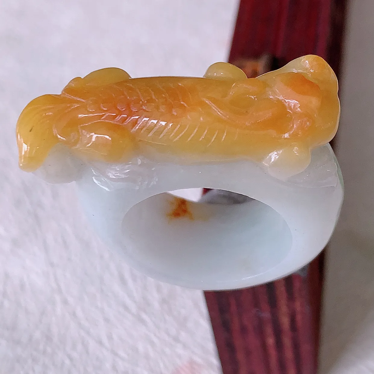 自然光实拍，黄翡貔貅扳指，18.2mm内径双彩翡翠扳指，冰润指环，玉扳指，戒指，财源滚滚，玉质细腻起胶，18圈口，种水好！#57.27尺寸32*18.2*11*8.2