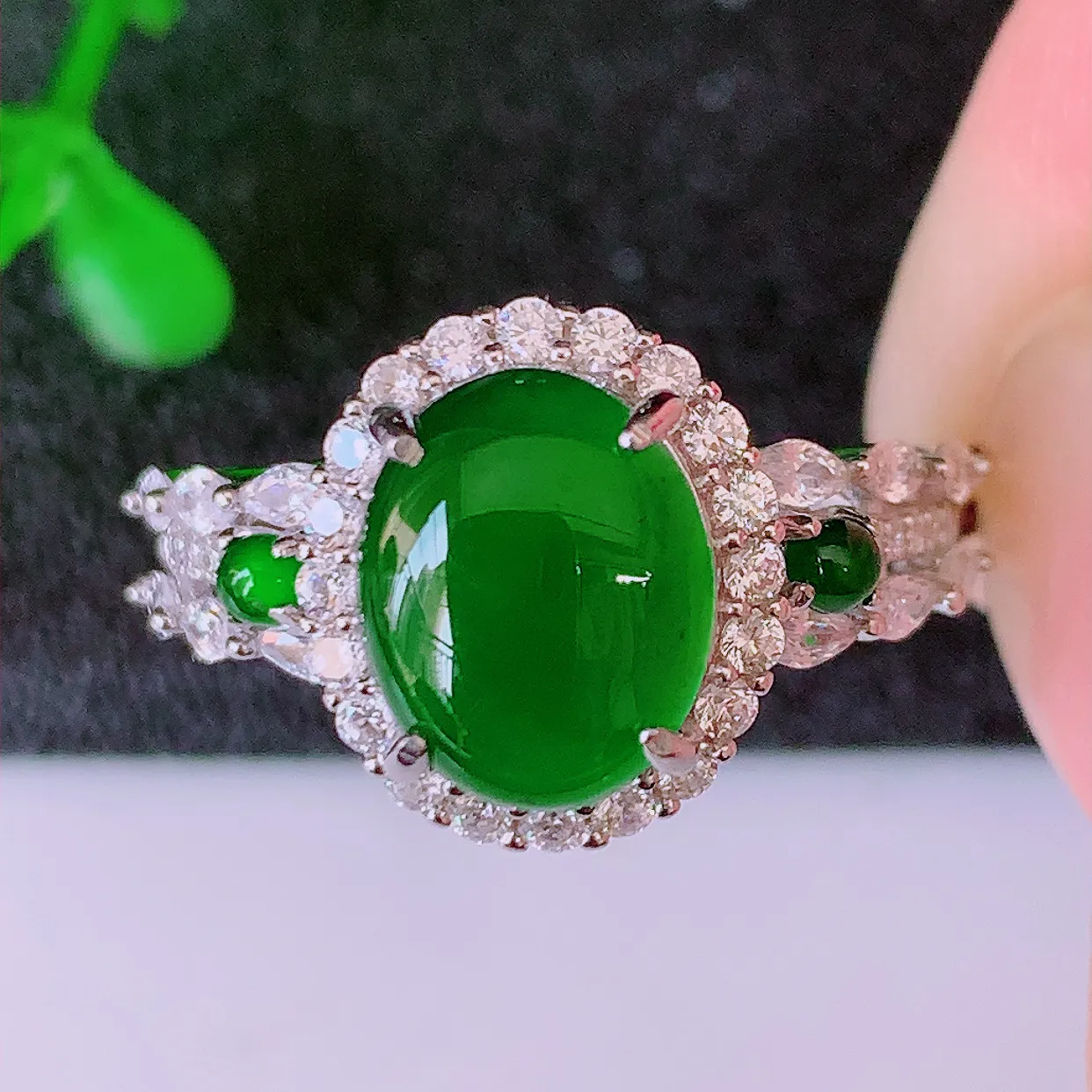 冰透满绿翡翠925银镶嵌戒指，自然光实拍，翠色灵动，颜色漂亮，种老水足，品相佳，佩戴佳品！#97.2