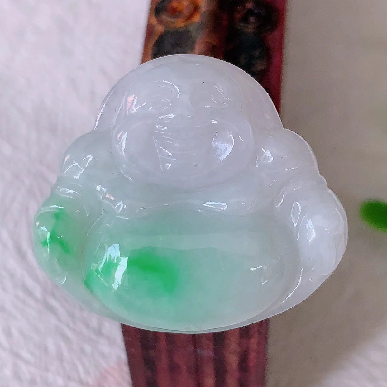 自然光实拍，冰润飘绿翡翠佛公吊坠，笑口常开，佛公在心中，一生平安幸福，佛公翠色迷人，佩戴佳品！#57.27