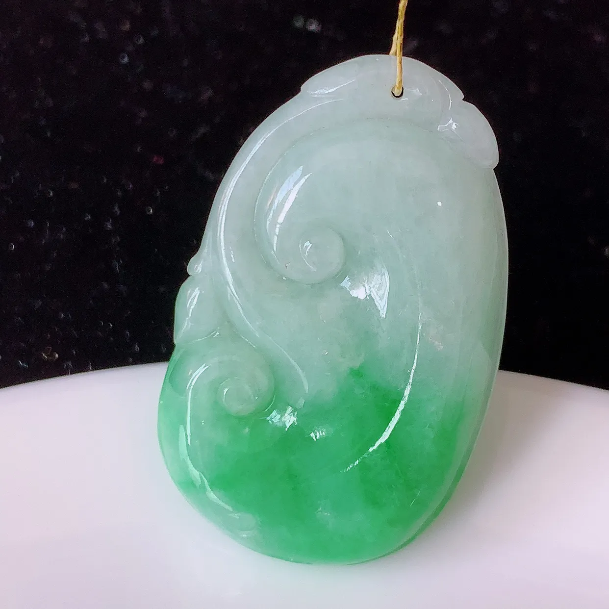 自然光实拍，冰润飘绿翡翠如意吊坠，上身效果非常美，饱满大气，工艺美，万事如意，如意一生，#35.27