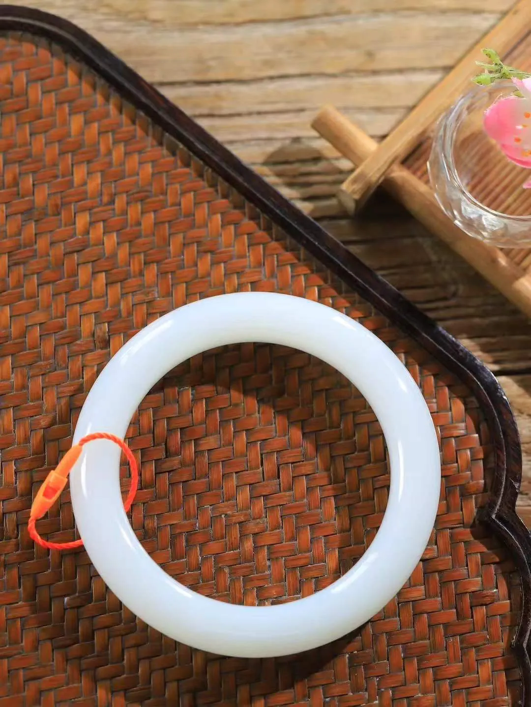 【婉约佳人.手镯】

精品和田玉白玉手镯 玉质温润细腻 油性十足 手感舒适，高华雅逸，线条流畅，简约大气，美自天成，素雅高贵。佩戴于腕间，婉约之美，举手投足间透出那份低调奢华。重68.28克 内径58.5mm  尺寸12.2-10.8mm   FDL-111152833