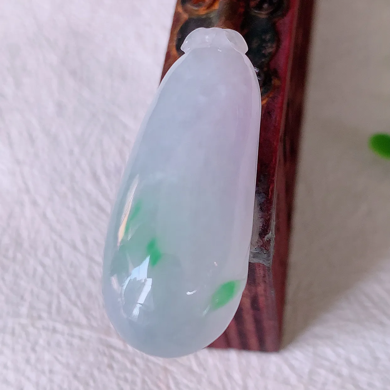 自然光实拍，水润飘阳绿翡翠招财福瓜吊坠，精美饱满福瓜，种水足，形态圆润饱满，福相十足 ！#57.27