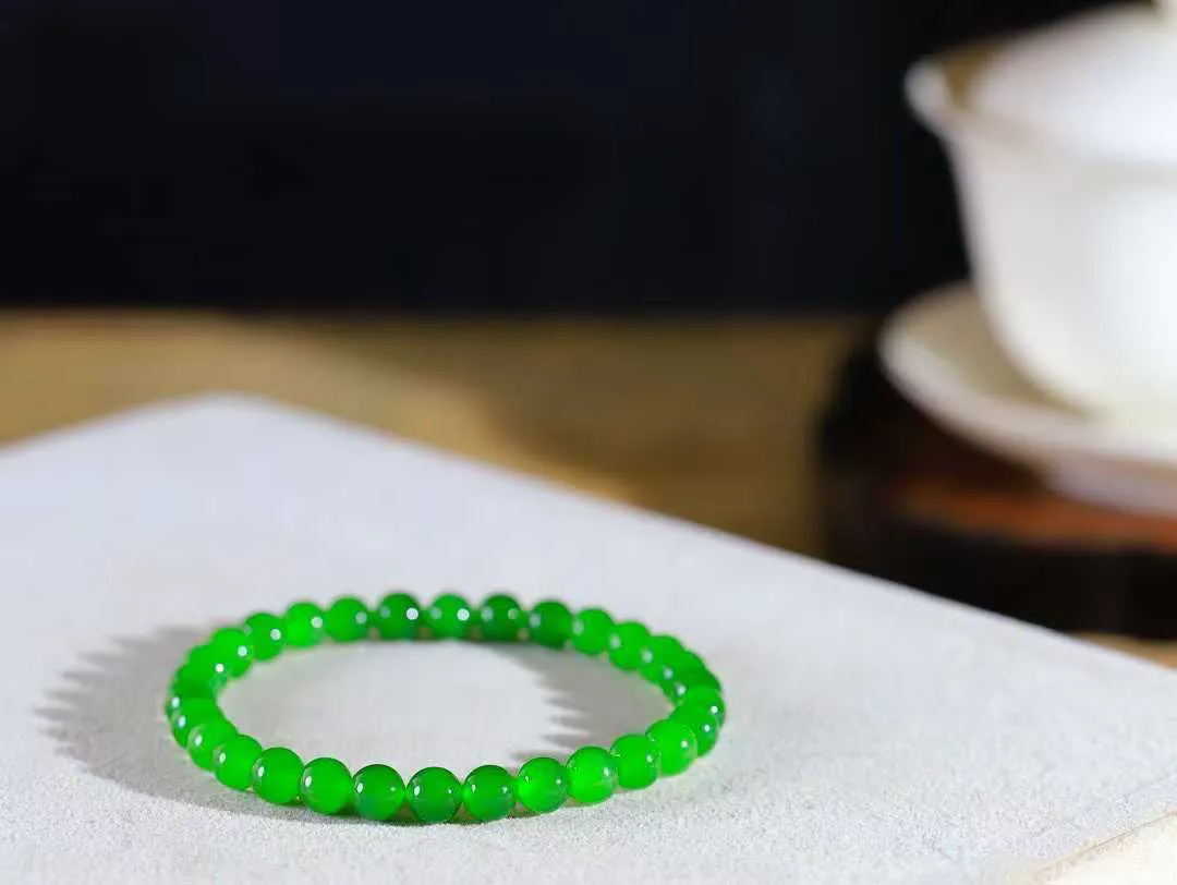 【珠圆玉润.手串】

精品和田玉碧玉微猫眼珠圆玉润手串 玉质温润细腻  整串打磨圆润，佩戴舒适。珠珠