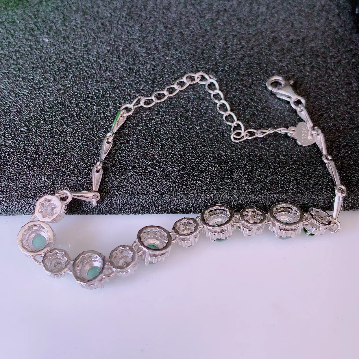 冰透满绿翡翠925银镶嵌手链，自然光实拍，翠色灵动，颜色漂亮，种老水足，品相佳，佩戴佳品！#97.27取一整体6.5*6.5*6裸裸3.5*3.5