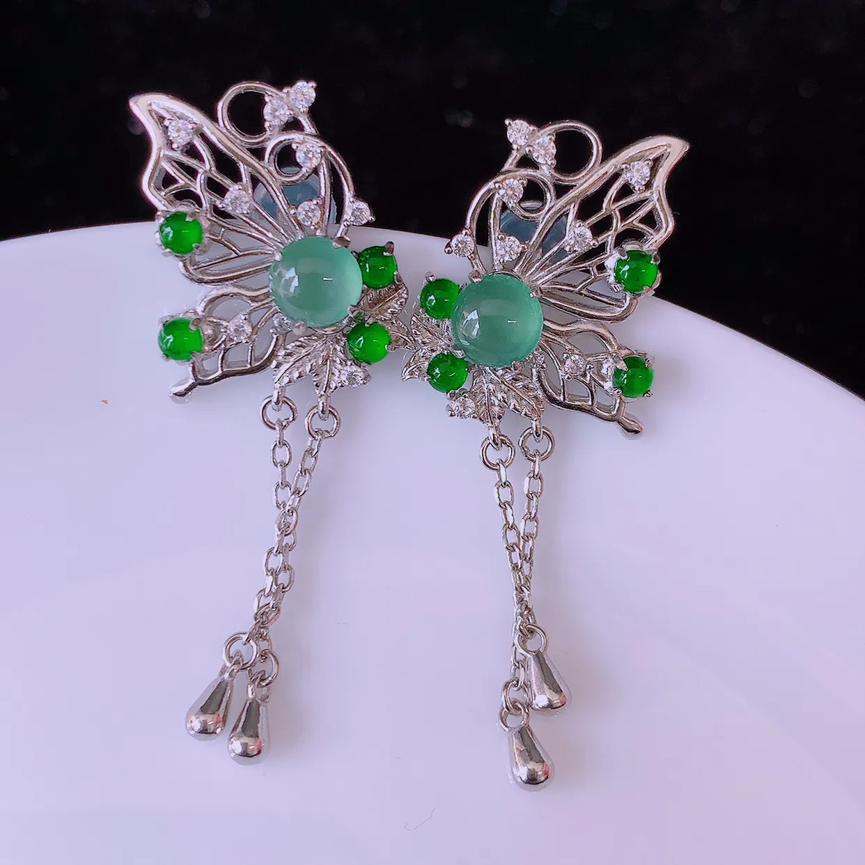 冰透满绿翡翠925银镶嵌耳坠，自然光实拍，翠色灵动，颜色漂亮，种老水足，品相佳，佩戴佳品！#97.27整体39.5*15*13.5裸裸5.5*5.5