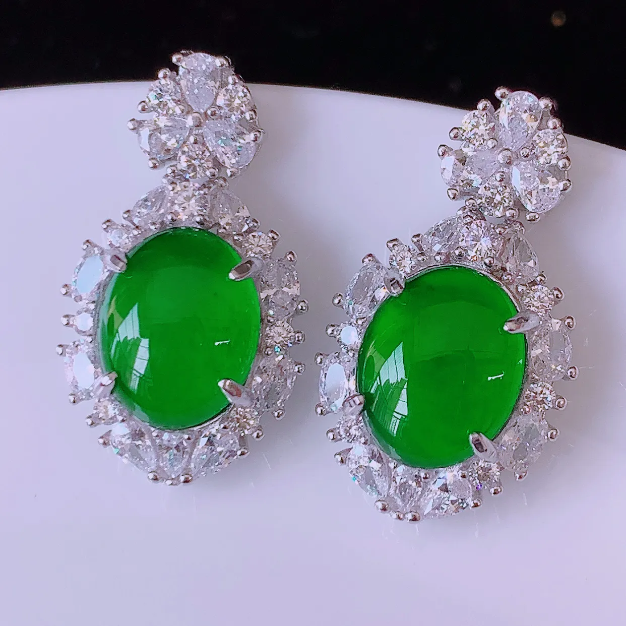 冰透满绿翡翠925银镶嵌耳坠，自然光实拍，翠色灵动，颜色漂亮，种老水足，品相佳，佩戴佳品！#97.27整体22*12.5*6裸裸10*8