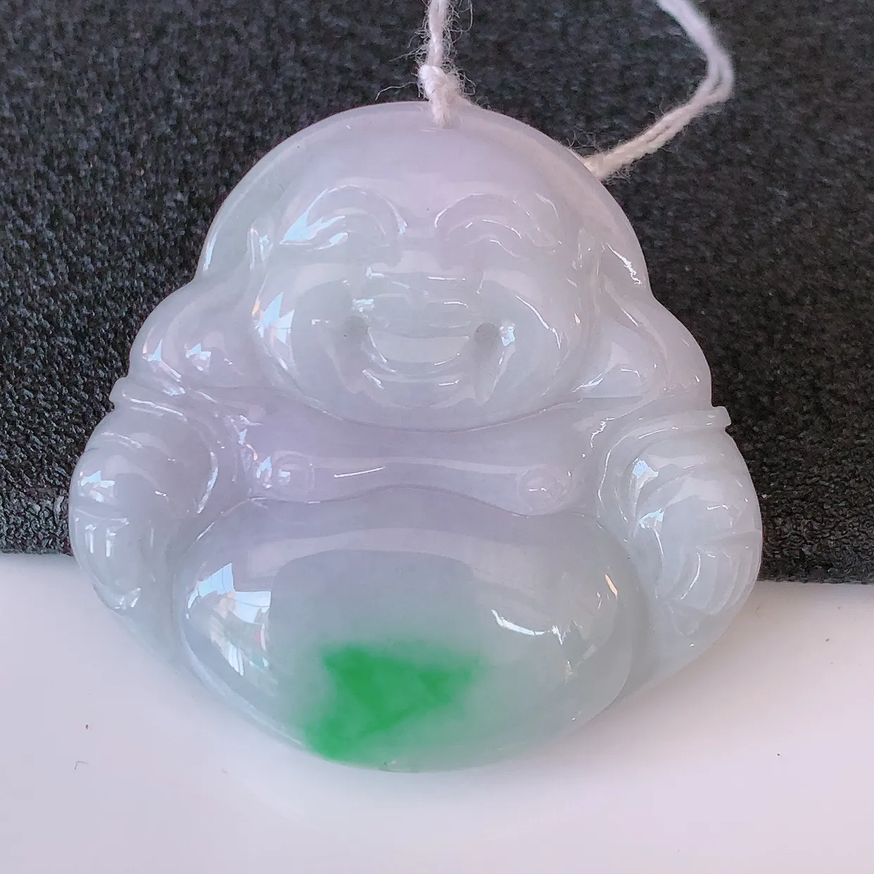 自然光实拍，冰润飘绿佛公翡翠吊坠，饱满， 佛公亦保平安，寓意有福（佛公）相伴，品相佳，配戴优雅迷人！