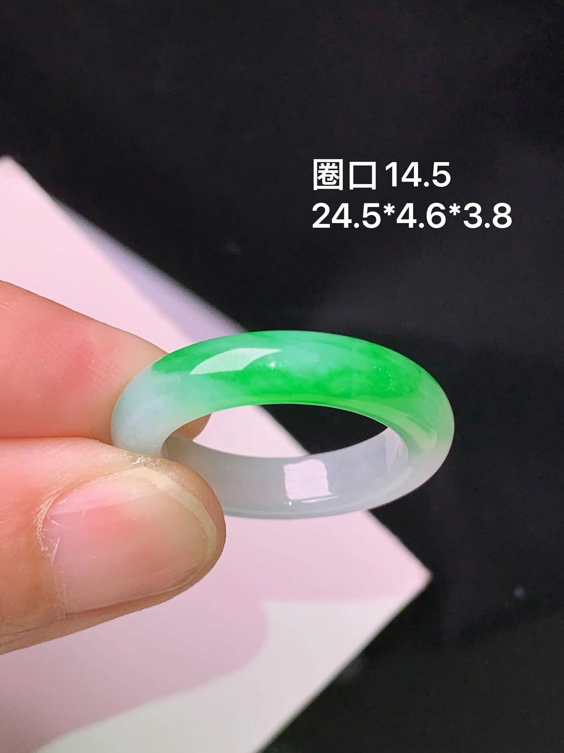 飘绿指环 玉质细腻 色泽艳丽清新 整体尺寸24.5*4.6*3.8 圈口14.5