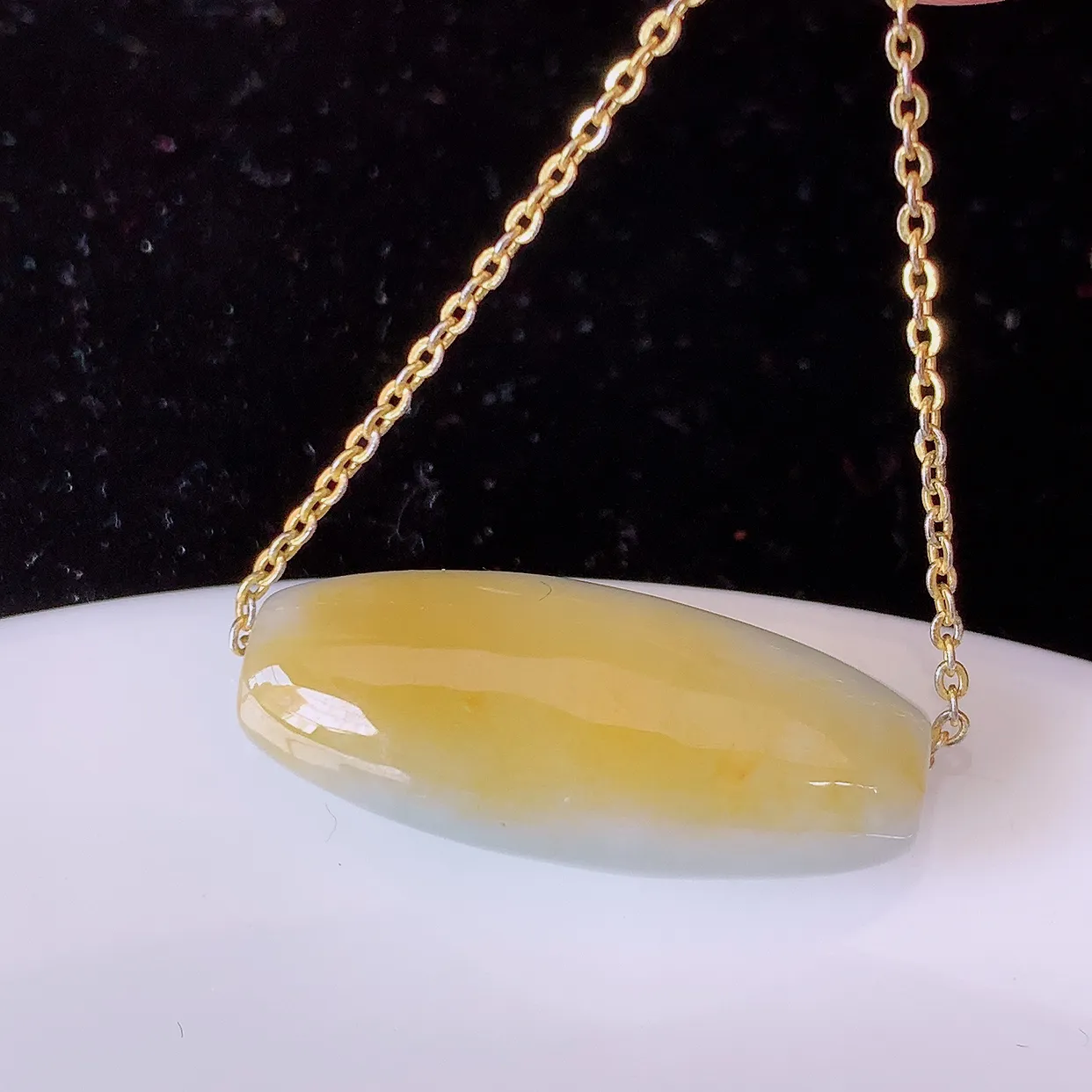 自然光实拍，冰润黄翡双彩翡翠路路通吊坠，寓意时来运转、财源滚滚，款式新颖时尚，日常百搭的款！配图银链