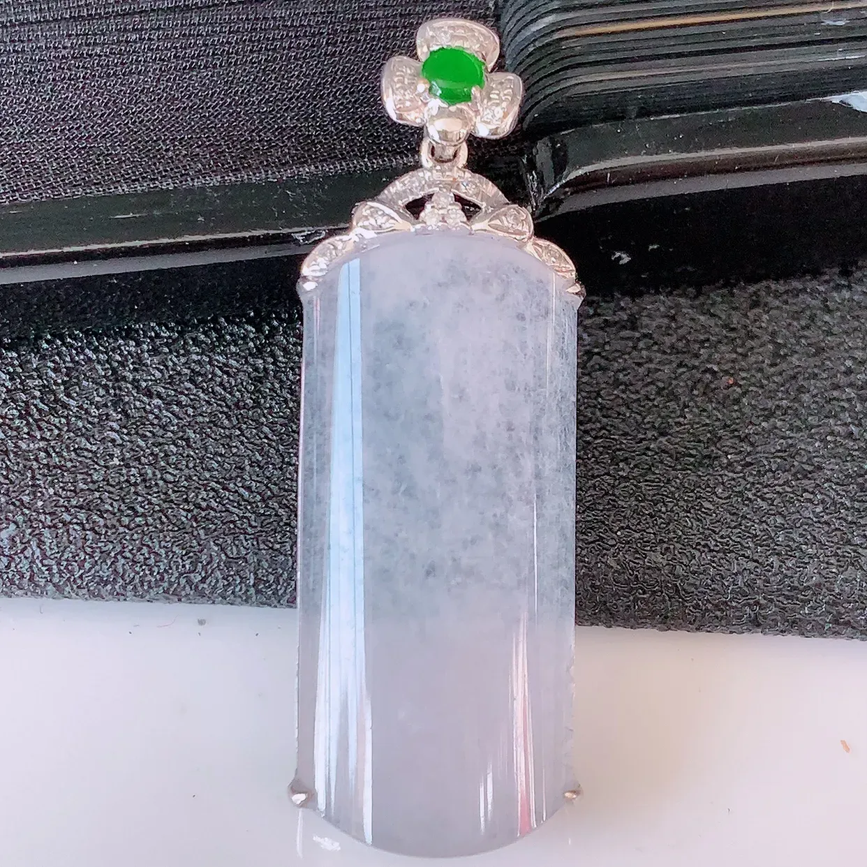 自然光实拍，18K金镶嵌冰种翡翠平安无事牌吊坠，翡翠无事牌，平平安安，无事牌翠色灵动，佩戴平安时尚！#00.25整体35.5-12.5-5.5裸石25.5*11.5