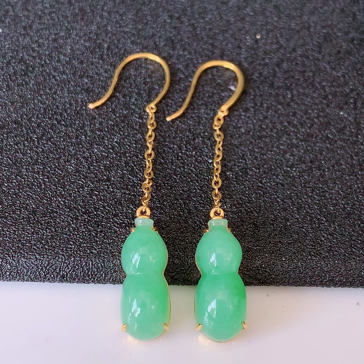 18k金镶嵌满绿翡翠葫芦耳坠，沁人心脾，耳坠佩戴效果大气出众，尽显气质。种水好，胶感足，颜相当漂亮，高性价比，值得入手品鉴！#42.27整体47.5*6.6*6.6裸裸15*6.6