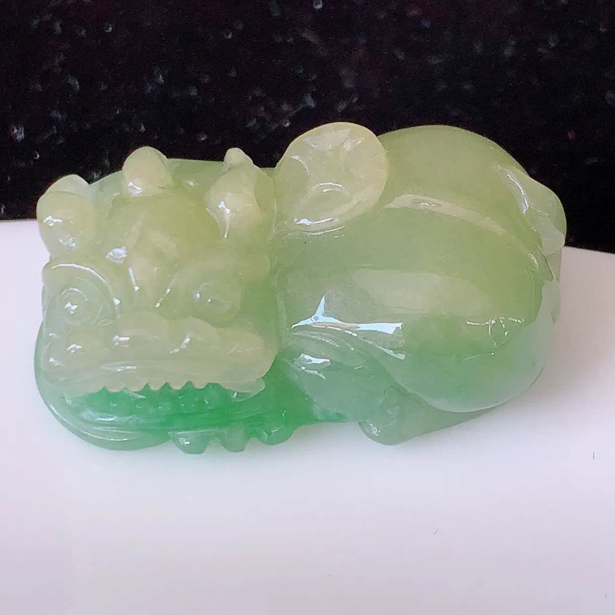 自然光实拍，冰润黄加绿翡翠招财貔貅吊坠， 民间有“一摸貔貅运程旺盛，再摸貔貅财运滚滚，三摸貔貅平步青云 ”的美好祝愿。#81.25